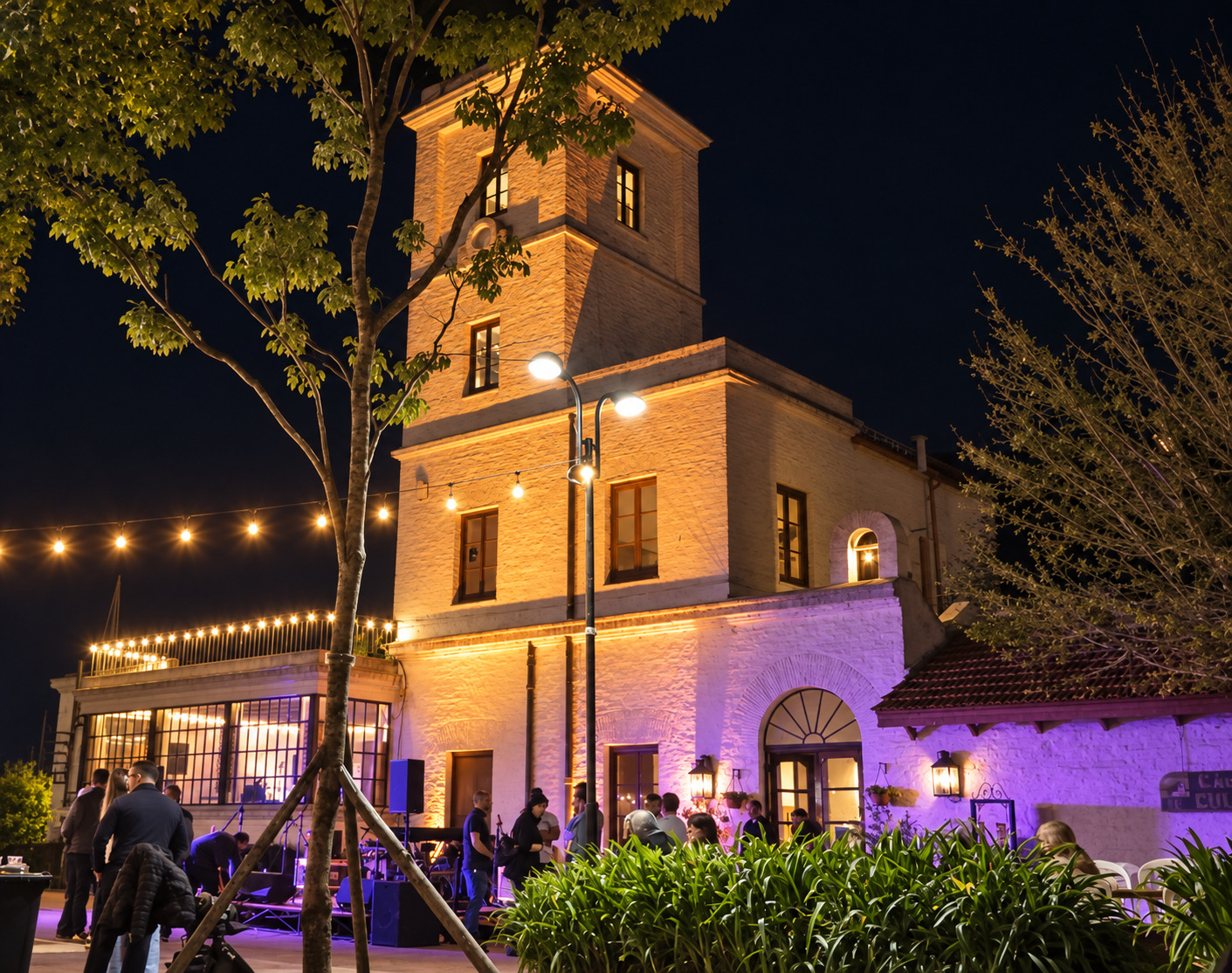 La Casona iluminada durante un encuentro cultural