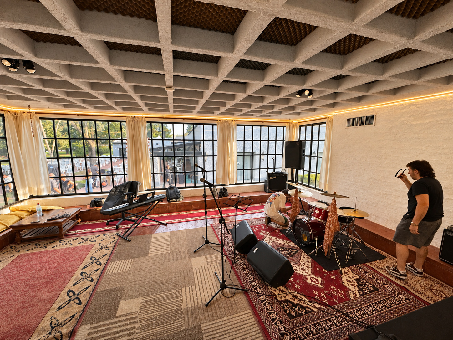Preparación de la sala de música de La Martona